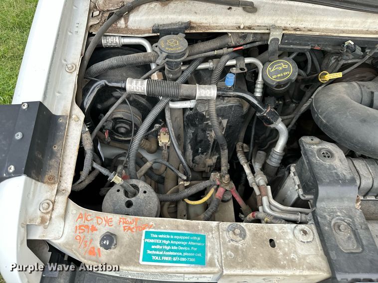 image for item MB9661 2005 Ford E350 Super Duty  shuttle bus