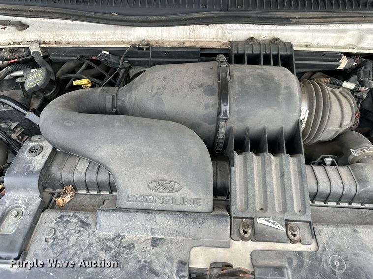 image for item MB9661 2005 Ford E350 Super Duty  shuttle bus