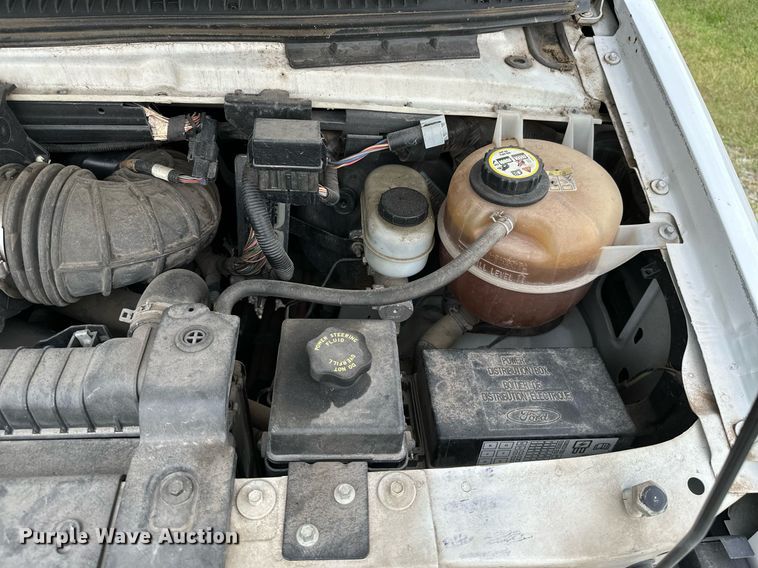 image for item MB9661 2005 Ford E350 Super Duty  shuttle bus