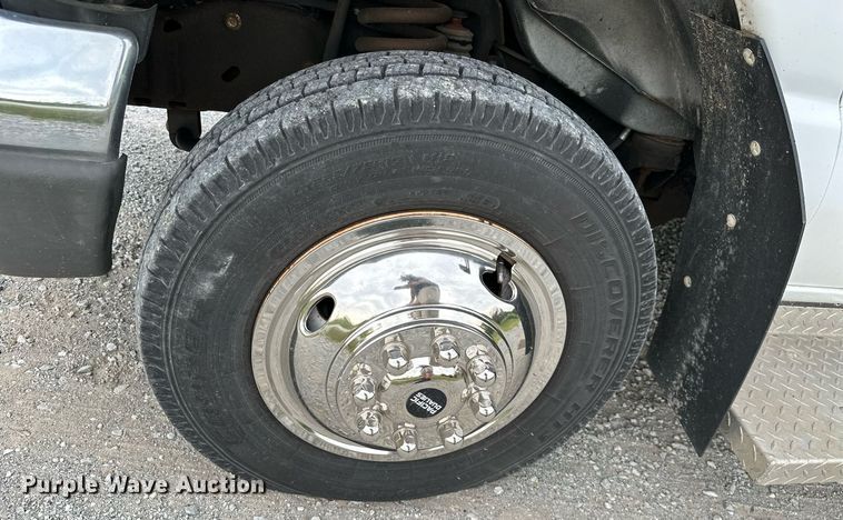 image for item MB9661 2005 Ford E350 Super Duty  shuttle bus