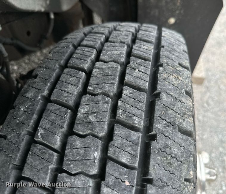 image for item MB9661 2005 Ford E350 Super Duty  shuttle bus