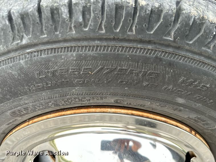 image for item MB9661 2005 Ford E350 Super Duty  shuttle bus