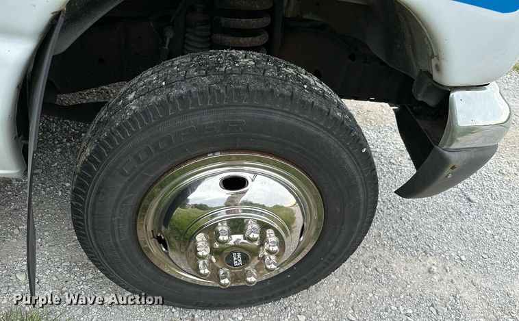 image for item MB9661 2005 Ford E350 Super Duty  shuttle bus