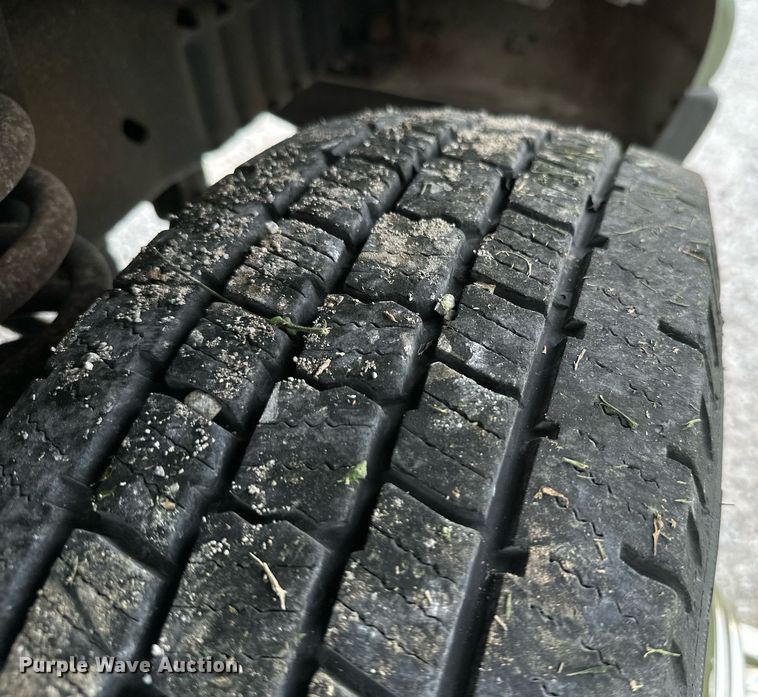 image for item MB9661 2005 Ford E350 Super Duty  shuttle bus