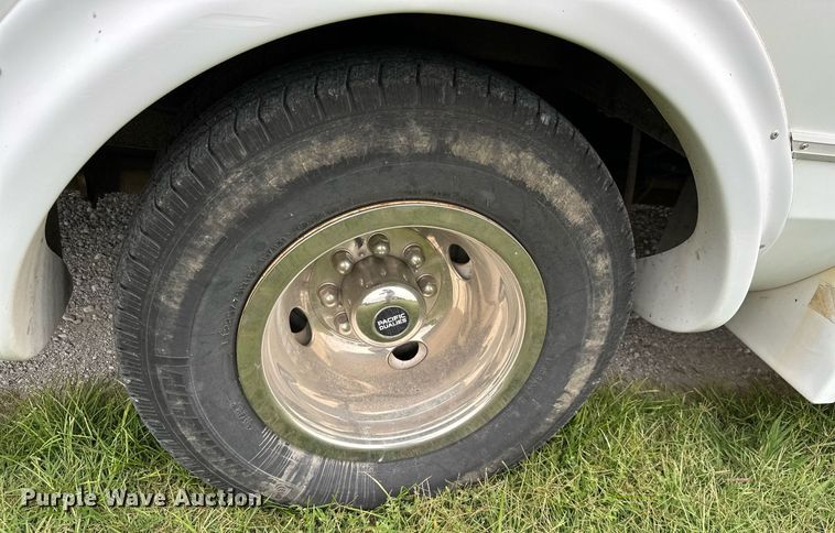 image for item MB9661 2005 Ford E350 Super Duty  shuttle bus