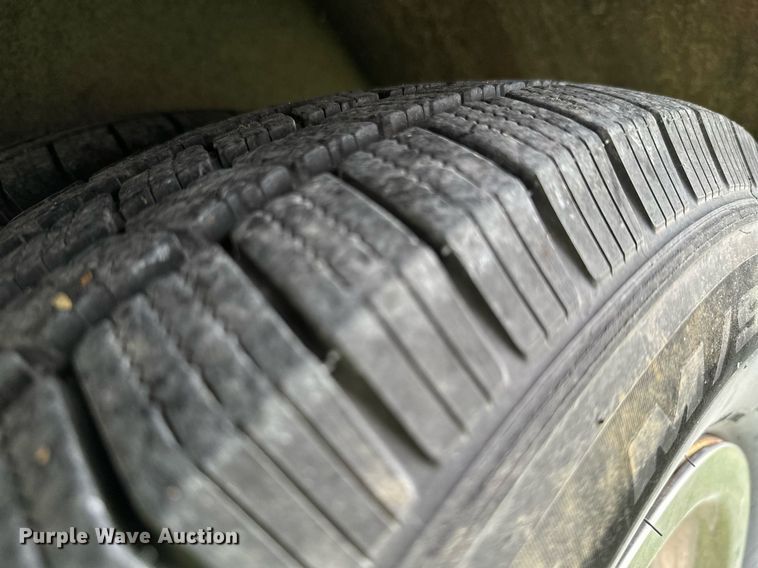 image for item MB9661 2005 Ford E350 Super Duty  shuttle bus