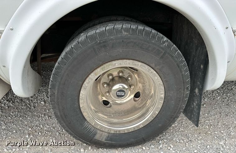 image for item MB9661 2005 Ford E350 Super Duty  shuttle bus