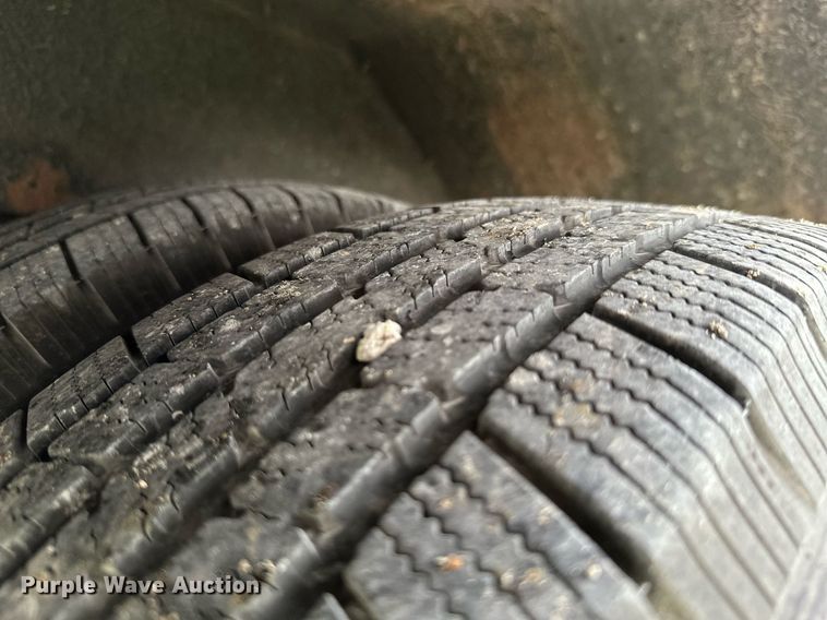 image for item MB9661 2005 Ford E350 Super Duty  shuttle bus