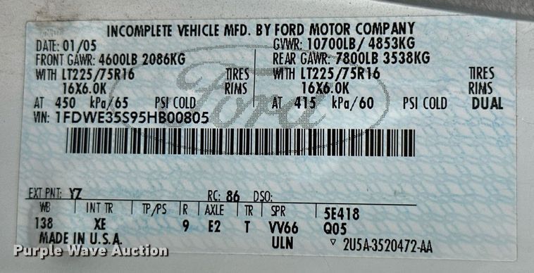 image for item MB9661 2005 Ford E350 Super Duty  shuttle bus