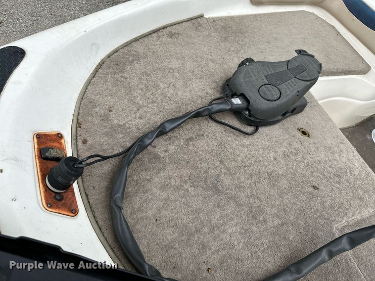 image for item MB9685 2001 Sprint 289FS  boat