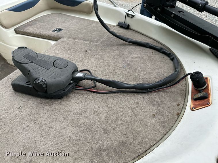 image for item MB9685 2001 Sprint 289FS  boat