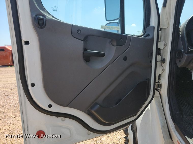 image for item ML9519 2018 Freightliner Business Class M2  box truck