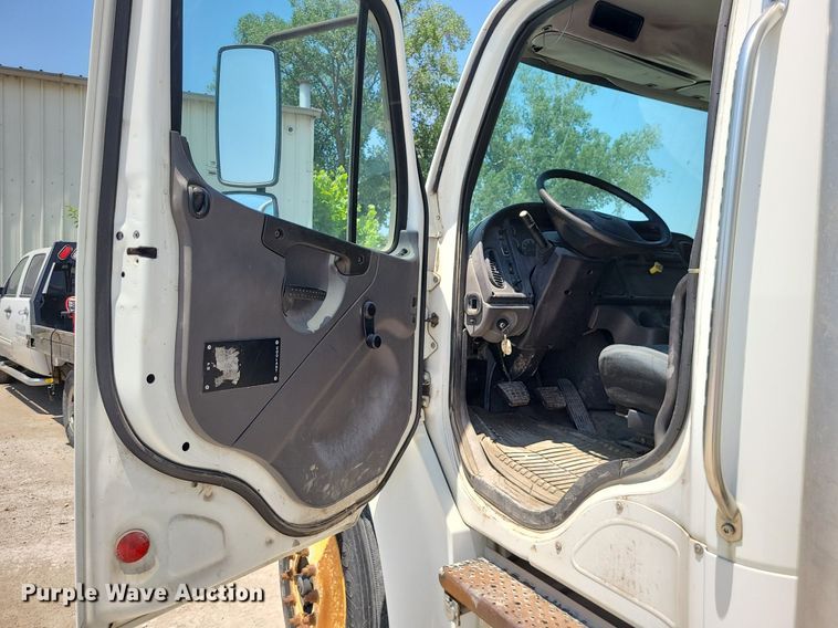 image for item MO9904 2007 Freightliner Business Class M2  box truck