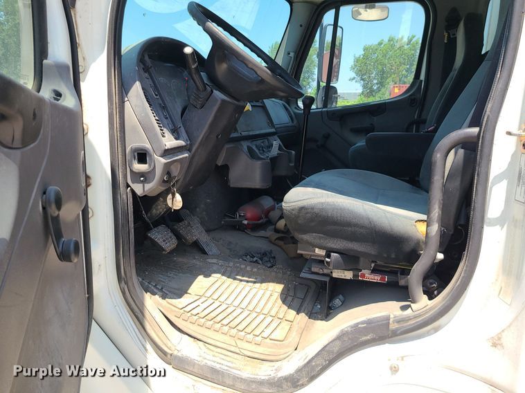 image for item MO9904 2007 Freightliner Business Class M2  box truck