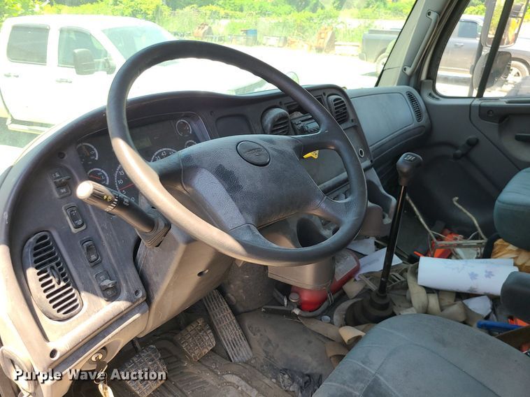 image for item MO9904 2007 Freightliner Business Class M2  box truck