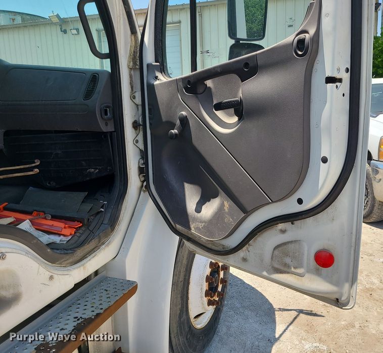 image for item MO9904 2007 Freightliner Business Class M2  box truck