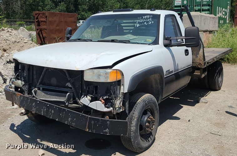 image for item MO9917 2006 GMC Sierra 3500  flatbed pickup truck