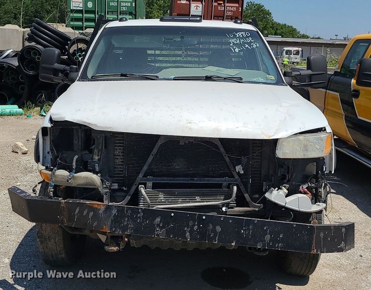 image for item MO9917 2006 GMC Sierra 3500  flatbed pickup truck