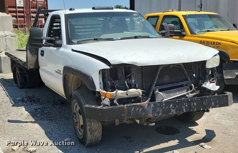 image for item MO9917 2006 GMC Sierra 3500  flatbed pickup truck