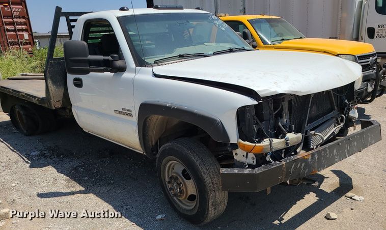 image for item MO9917 2006 GMC Sierra 3500  flatbed pickup truck