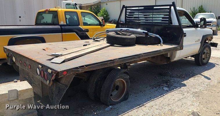 image for item MO9917 2006 GMC Sierra 3500  flatbed pickup truck