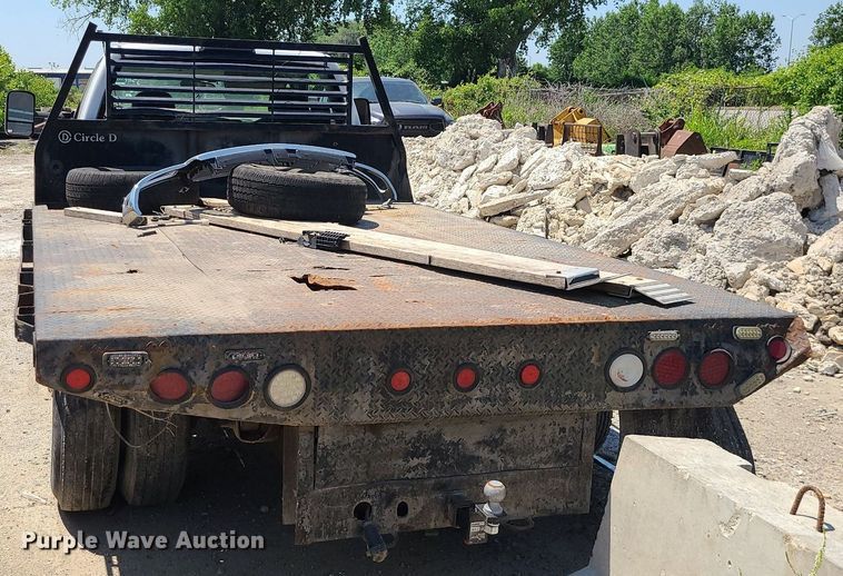 image for item MO9917 2006 GMC Sierra 3500  flatbed pickup truck