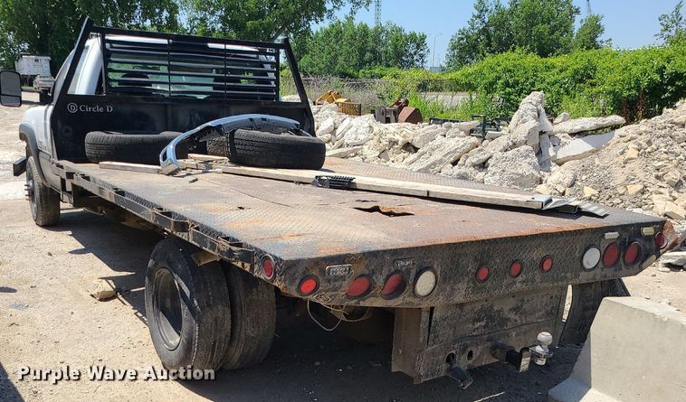 image for item MO9917 2006 GMC Sierra 3500  flatbed pickup truck