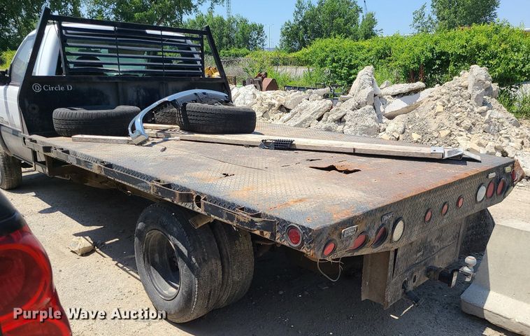 image for item MO9917 2006 GMC Sierra 3500  flatbed pickup truck