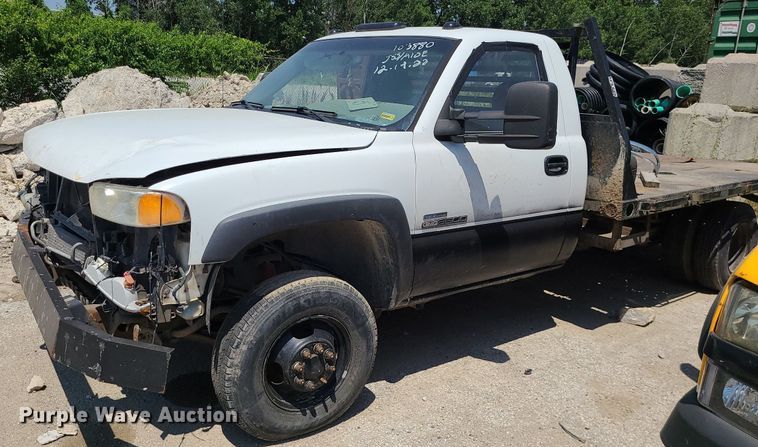 image for item MO9917 2006 GMC Sierra 3500  flatbed pickup truck