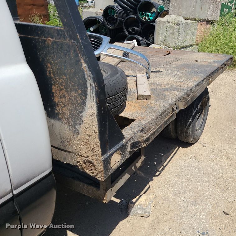 image for item MO9917 2006 GMC Sierra 3500  flatbed pickup truck