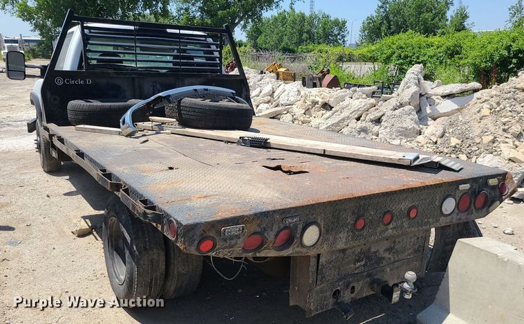 image for item MO9917 2006 GMC Sierra 3500  flatbed pickup truck