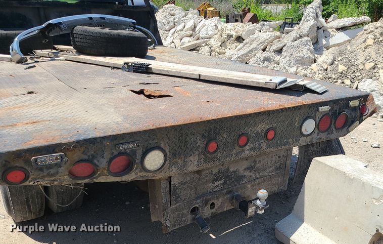 image for item MO9917 2006 GMC Sierra 3500  flatbed pickup truck