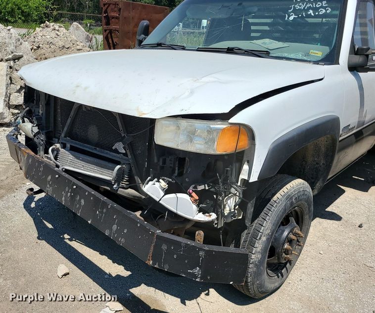 image for item MO9917 2006 GMC Sierra 3500  flatbed pickup truck