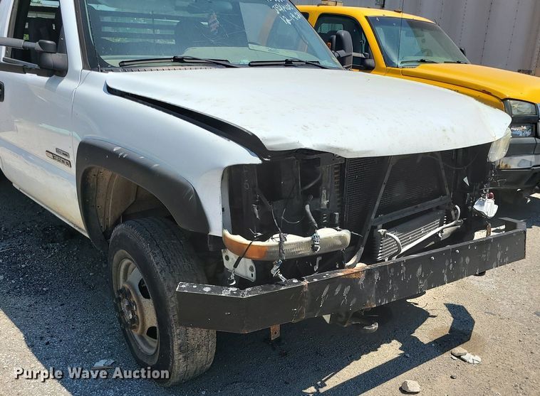 image for item MO9917 2006 GMC Sierra 3500  flatbed pickup truck