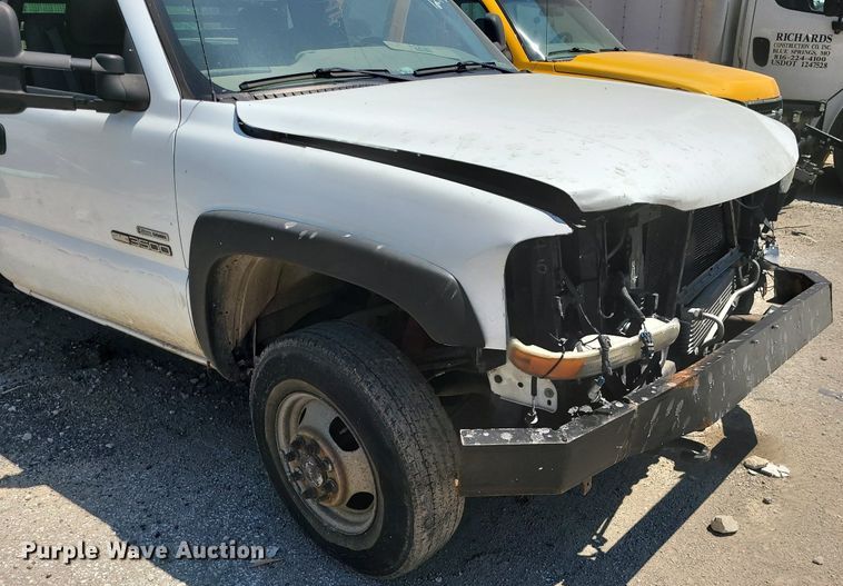 image for item MO9917 2006 GMC Sierra 3500  flatbed pickup truck