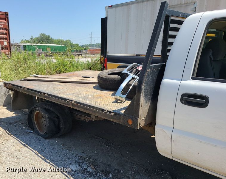 image for item MO9917 2006 GMC Sierra 3500  flatbed pickup truck