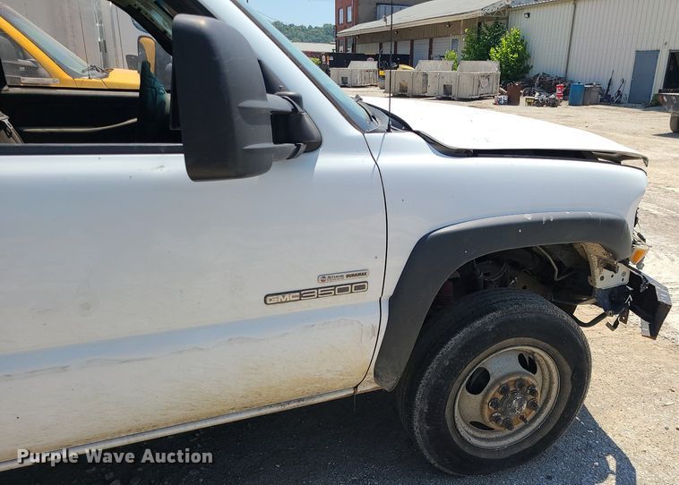 image for item MO9917 2006 GMC Sierra 3500  flatbed pickup truck