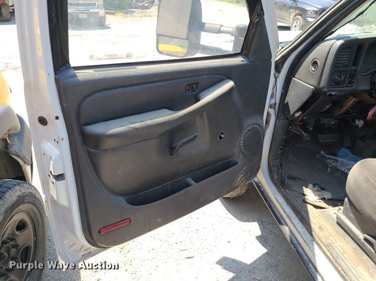 image for item MO9917 2006 GMC Sierra 3500  flatbed pickup truck