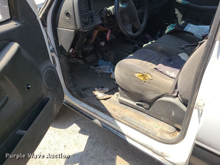 image for item MO9917 2006 GMC Sierra 3500  flatbed pickup truck