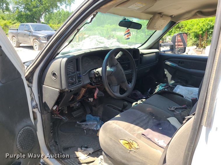 image for item MO9917 2006 GMC Sierra 3500  flatbed pickup truck