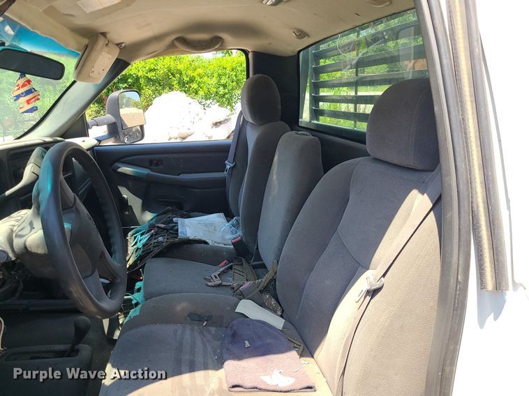 image for item MO9917 2006 GMC Sierra 3500  flatbed pickup truck