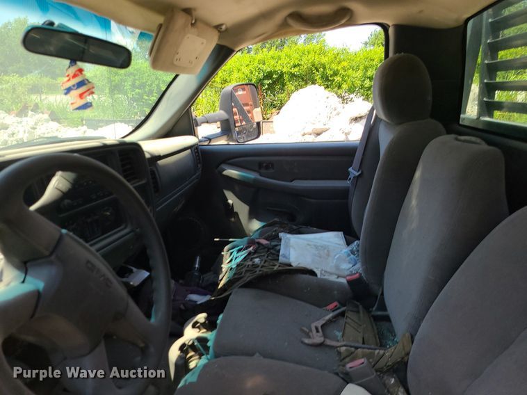 image for item MO9917 2006 GMC Sierra 3500  flatbed pickup truck