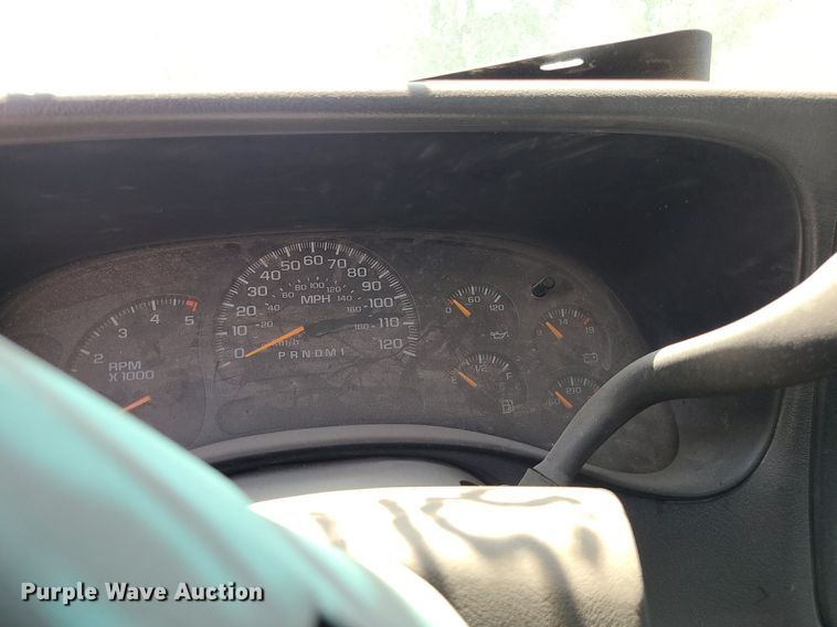 image for item MO9917 2006 GMC Sierra 3500  flatbed pickup truck