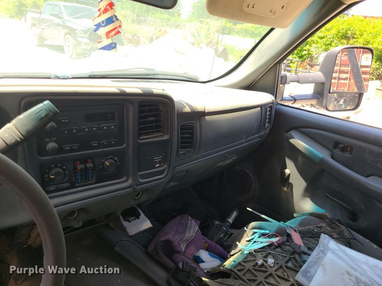 image for item MO9917 2006 GMC Sierra 3500  flatbed pickup truck