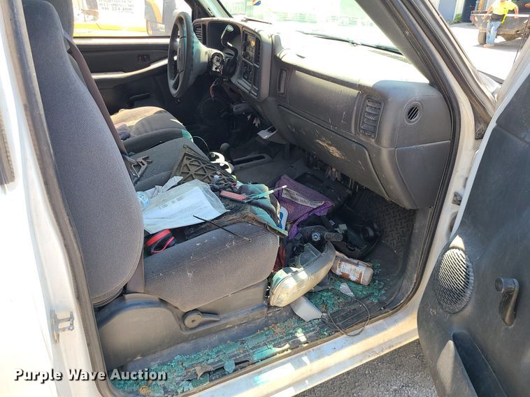 image for item MO9917 2006 GMC Sierra 3500  flatbed pickup truck