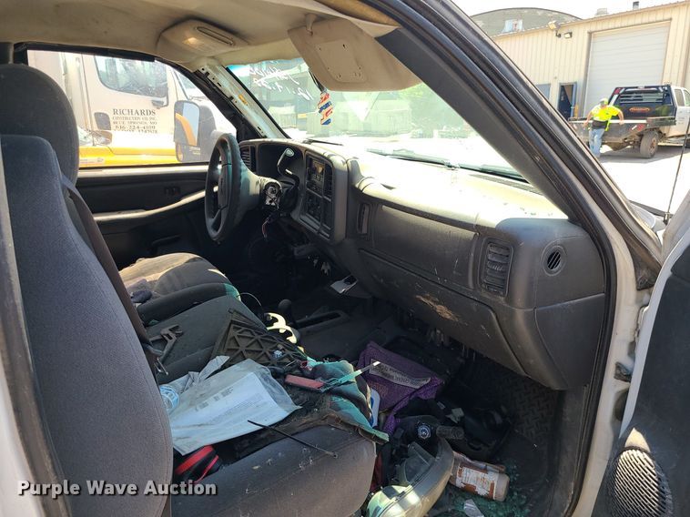 image for item MO9917 2006 GMC Sierra 3500  flatbed pickup truck