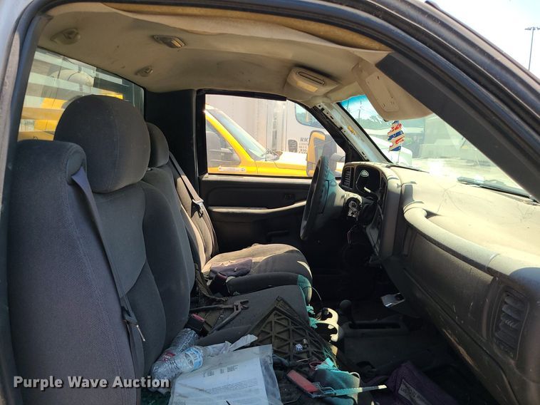 image for item MO9917 2006 GMC Sierra 3500  flatbed pickup truck