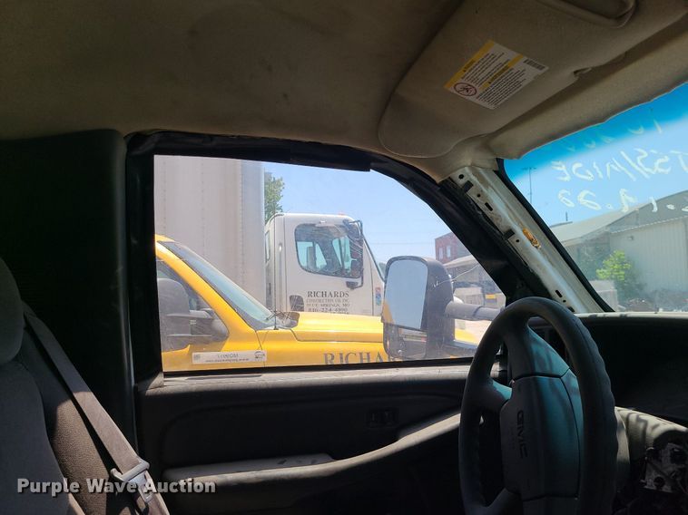 image for item MO9917 2006 GMC Sierra 3500  flatbed pickup truck