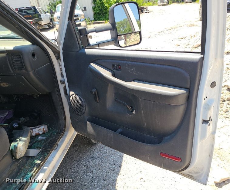 image for item MO9917 2006 GMC Sierra 3500  flatbed pickup truck