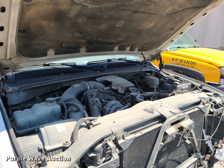 image for item MO9917 2006 GMC Sierra 3500  flatbed pickup truck